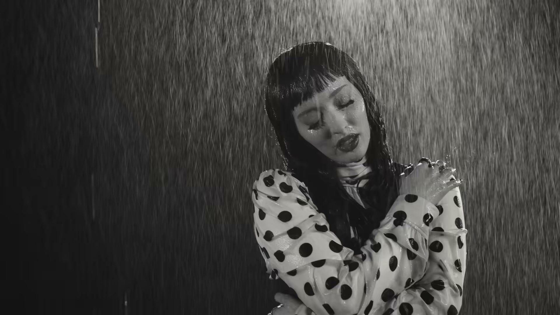 Faouzia — DON'T EVER LEAVE ME music video
